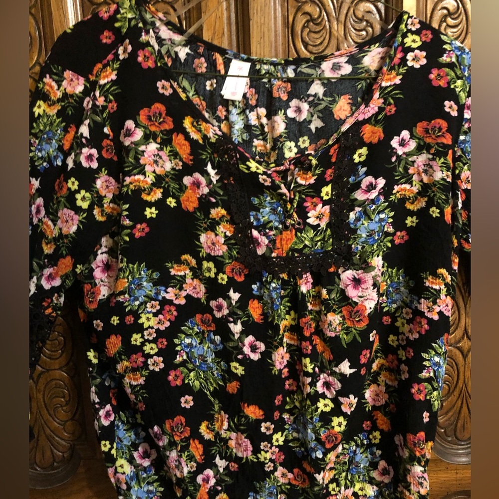 Beautiful,Colorful Floral Woman’s Top - Picture 7 of 14